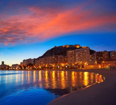 Postiguet beach İspanya batımında Alicante manzarası