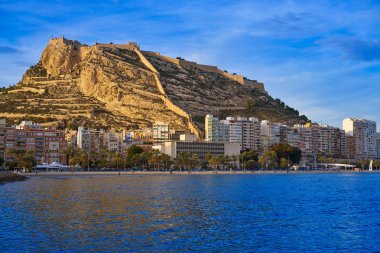 Postiguet beach İspanya batımında Alicante manzarası