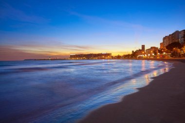 Postiguet beach İspanya batımında Alicante manzarası