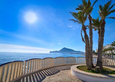 Altea beach Playa La Roda palmiye ağaçları Alicante, İspanya