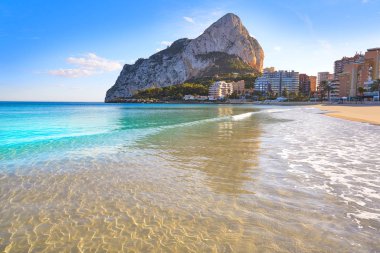 Playa de Fossa beach Alicante İspanya Calpe ve Ifach penon kaya