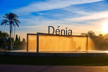 Denia hoş geldiniz işareti çeşmede gündoğumu Alicante, İspanya
