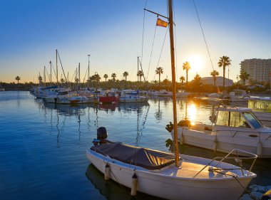 Guardamar del Segura marina Dunas tekneler Alicante İspanya gün batımında