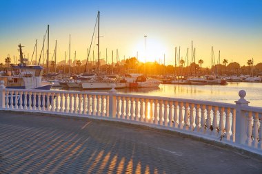 Guardamar del Segura marina Dunas tekneler Alicante İspanya gün batımında