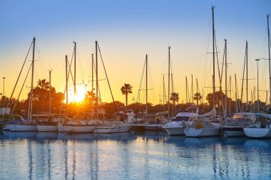 Guardamar del Segura marina Dunas tekneler Alicante İspanya gün batımında