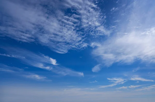 蓝色天空在夏天与白云背景 — 图库照片