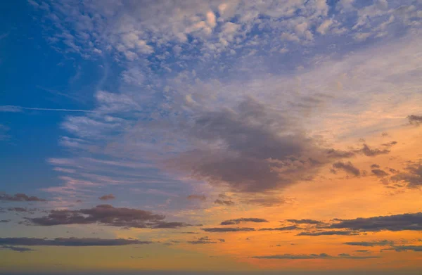Ηλιοβασίλεμα Πολύχρωμο Ουρανό Φόντο Πορτοκαλί Και Μπλε — Φωτογραφία Αρχείου