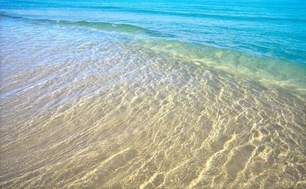 在西班牙地中海阿利桑特的科斯塔布兰卡清除海滩水沙 — 图库照片