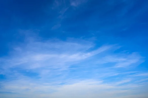 Idealnie Błękitne Niebo Chmurami — Zdjęcie stockowe