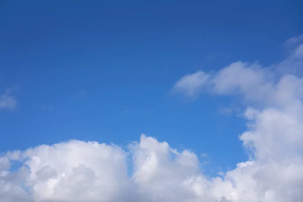 Céu azul de verão com nuvens brancas — Fotografia de Stock