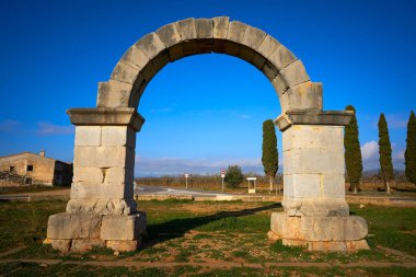 Cabanes Roma arch Via Augusta Catellon adlı