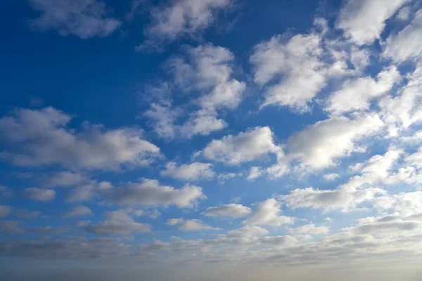 Blå sommarhimmel med vita moln — Stockfoto