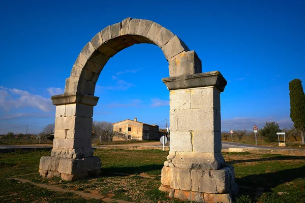 Cabanes arco romano in Via Augusta Catellon — Foto Stock