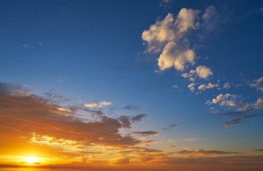 Gündoğumu veya günbatımı gökyüzü bulutlu