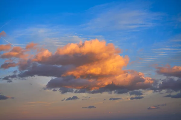 Západ slunce mraky v oranžové a modré nebe — Stock fotografie