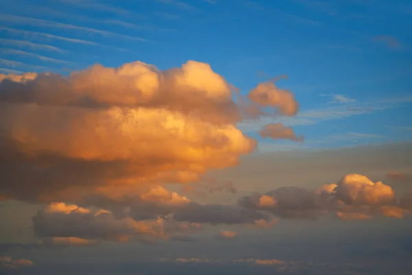 Coucher de soleil nuages dans le ciel orange et bleu — Photo
