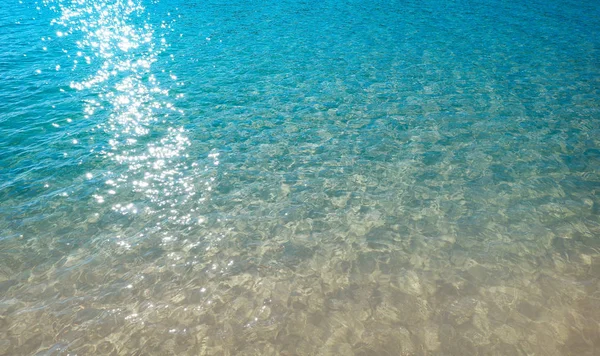 Tropisk strand vatten transparent klar — Stockfoto