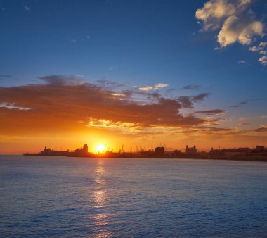 Tarragona bağlantı noktası günbatımı Akdeniz'de