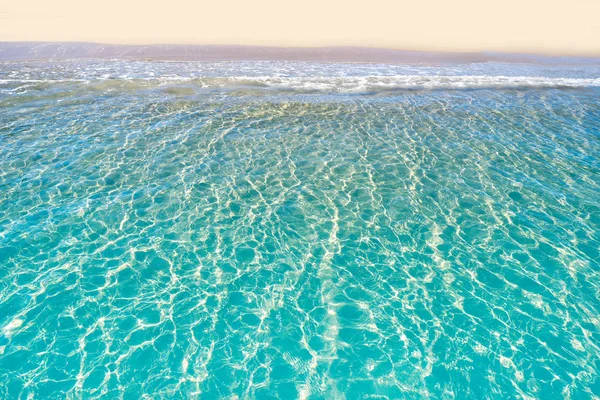 Tropikal plaj şeffaf temiz su — Stok fotoğraf