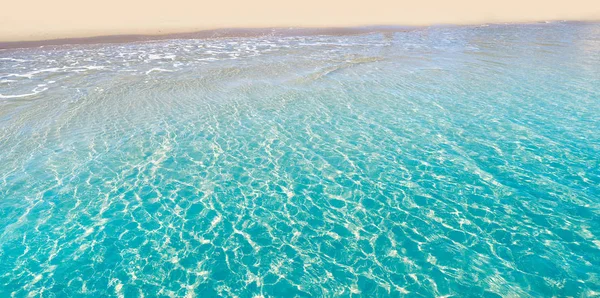 热带海滩水透明清澈 — 图库照片
