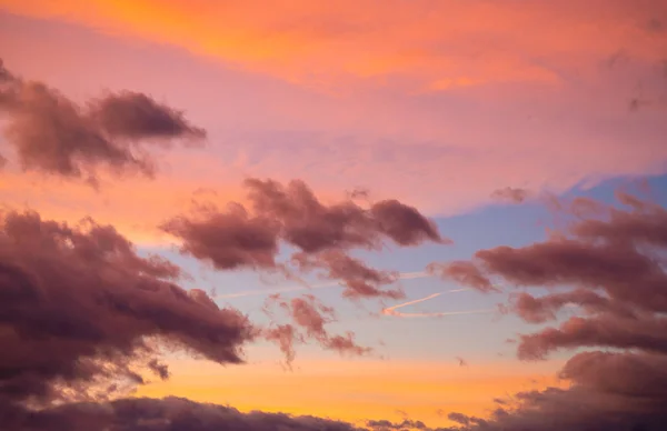 Cielo atardecer dramático al atardecer colorido — Foto de Stock