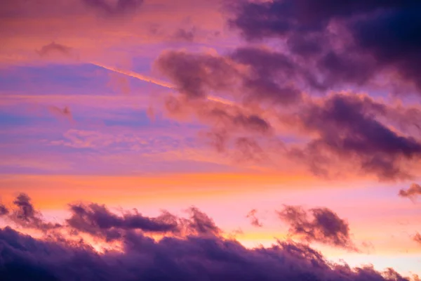 Δραματικό ηλιοβασίλεμα στον ουρανό σε πολύχρωμο σούρουπο — Φωτογραφία Αρχείου