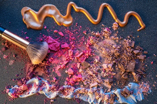 Cosmétiques cassés texture de poudre colorée — Photo