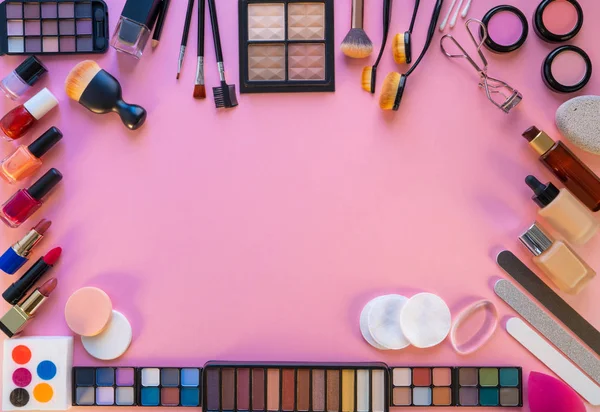 Cosmétiques maquillage rouge à lèvres ombres à paupières — Photo