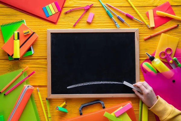 Terug naar schoolbenodigdheden levendig arrangement — Stockfoto