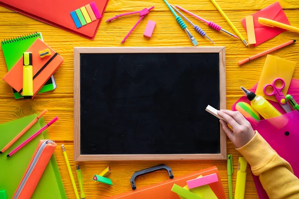 Terug naar schoolbenodigdheden levendig arrangement — Stockfoto