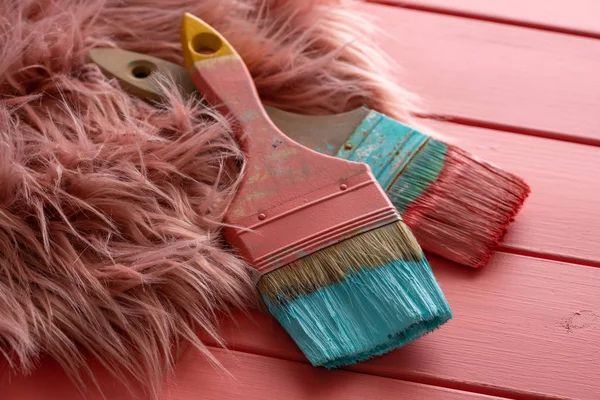 Brosses couleur corail et turquoise sur bois — Photo