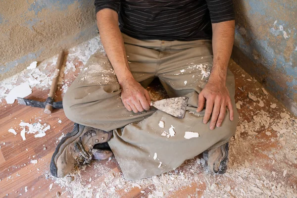 Maurer erholt sich nach dem Entfernen von Farbe — Stockfoto