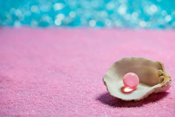 Жемчуг в розовом песке пляжного летнего отдыха — стоковое фото
