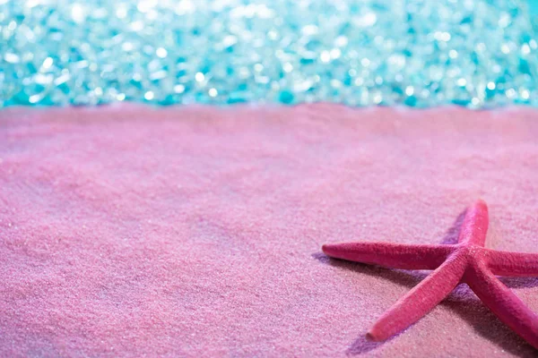 Starfish in pink sand beach and tropical sea — Stock Photo, Image