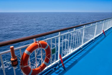 Mavi okyanus şamandırasında feribot seyir korkuluk