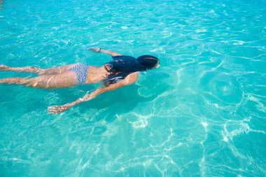Bikini kız açık Ibiza plajda yüzme