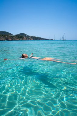 Ibiza bikini kız yüzme berrak su plaj