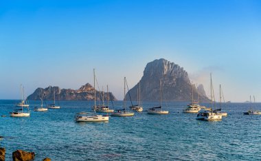 Es Vedra adacık günbatımı ile Ibiza cala d Hort