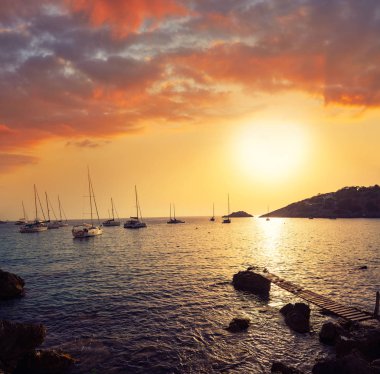 Es Vedra adacık günbatımı ile Ibiza cala d Hort