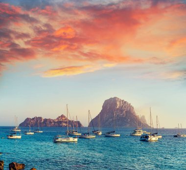 Es Vedra adacık günbatımı ile Ibiza cala d Hort
