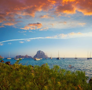Es Vedra adacık günbatımı ile Ibiza cala d Hort