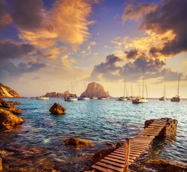 Es Vedra adacık günbatımı ile Ibiza cala d Hort