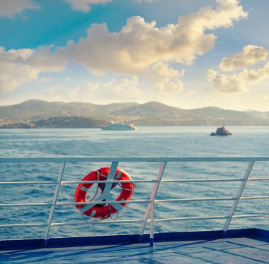 Yuvarlak şamandıra ile Ibiza Feribot korkuluk