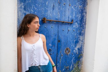 Mavi kapıda Ibiza Eivissa genç kız 