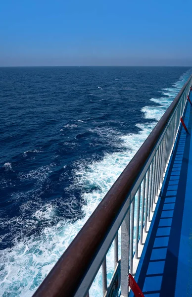 在蓝色海洋的渡轮巡航栏杆 — 图库照片