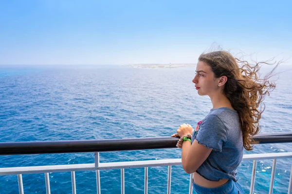 女孩在船栏杆在福门特拉伊维萨 — 图库照片