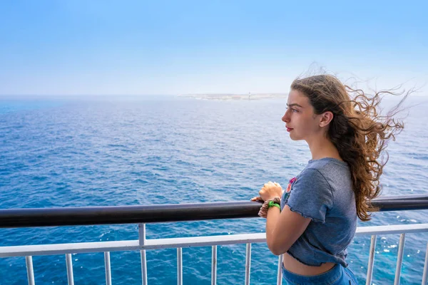 Mädchen in Bootsreling an der Formentera Ibiza — Stockfoto