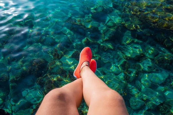 Portinatx plajda Ibiza kız bacaklar berrak su — Stok fotoğraf