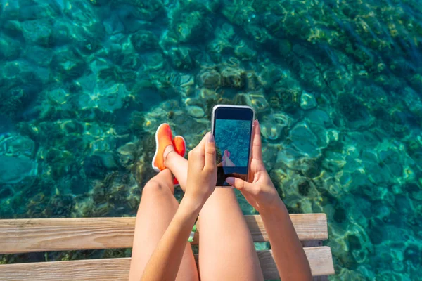 Ibiza chica tomando fotos de teléfonos inteligentes — Foto de Stock