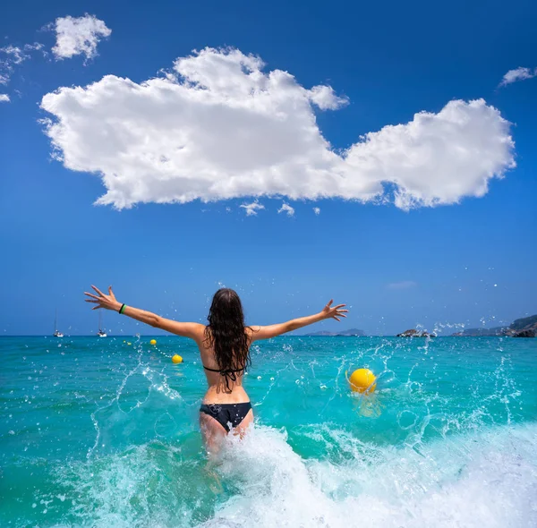 Ibiza spiaggia ragazza spruzzi d'acqua nelle Baleari — Foto Stock